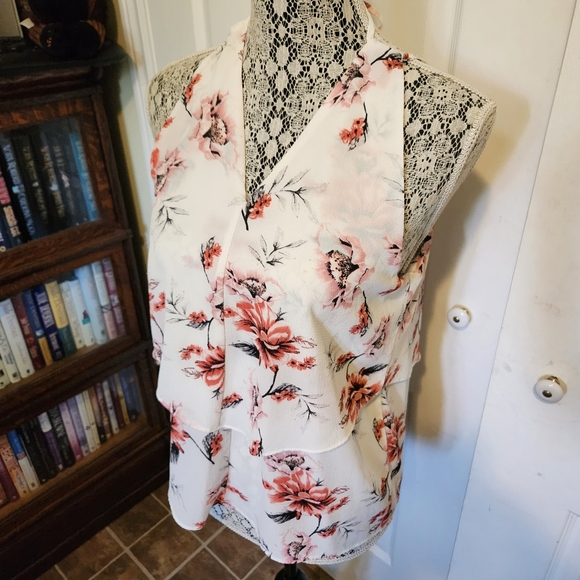 Ladies Medium Suzy Shier White Floral blouse - Picture 2 of 8